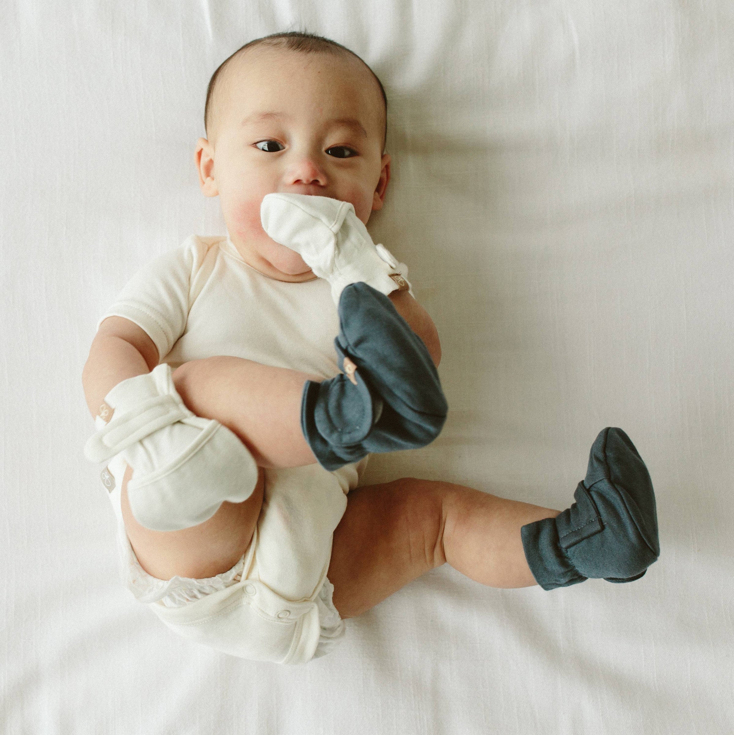 Stay On Baby Mitts - Cloud: 0-3M