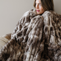 DOUBLE RUCHED FAUX FUR THROW BLANKETS | Snow