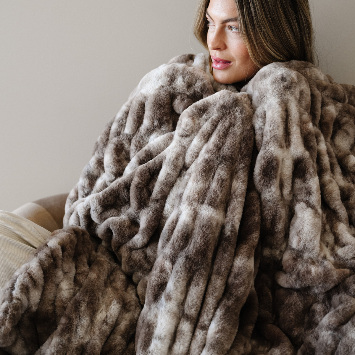 DOUBLE RUCHED FAUX FUR THROW BLANKETS | Snow