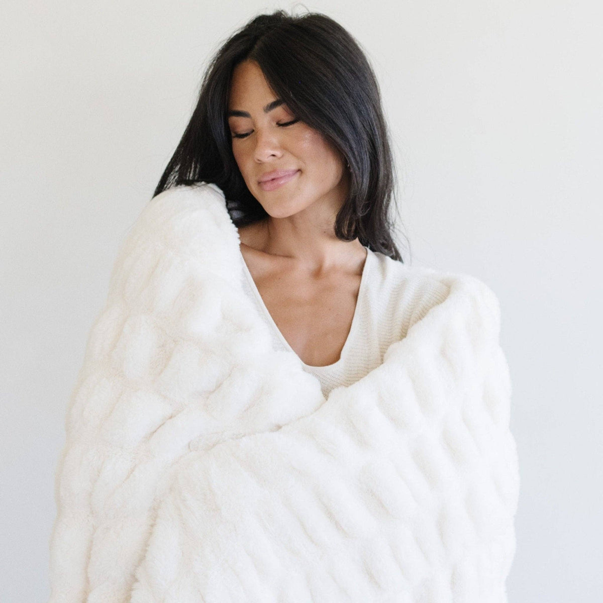 DOUBLE RUCHED FAUX FUR THROW BLANKETS | Snow