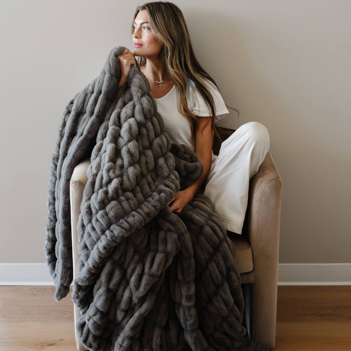 DOUBLE RUCHED FAUX FUR THROW BLANKETS | Snow