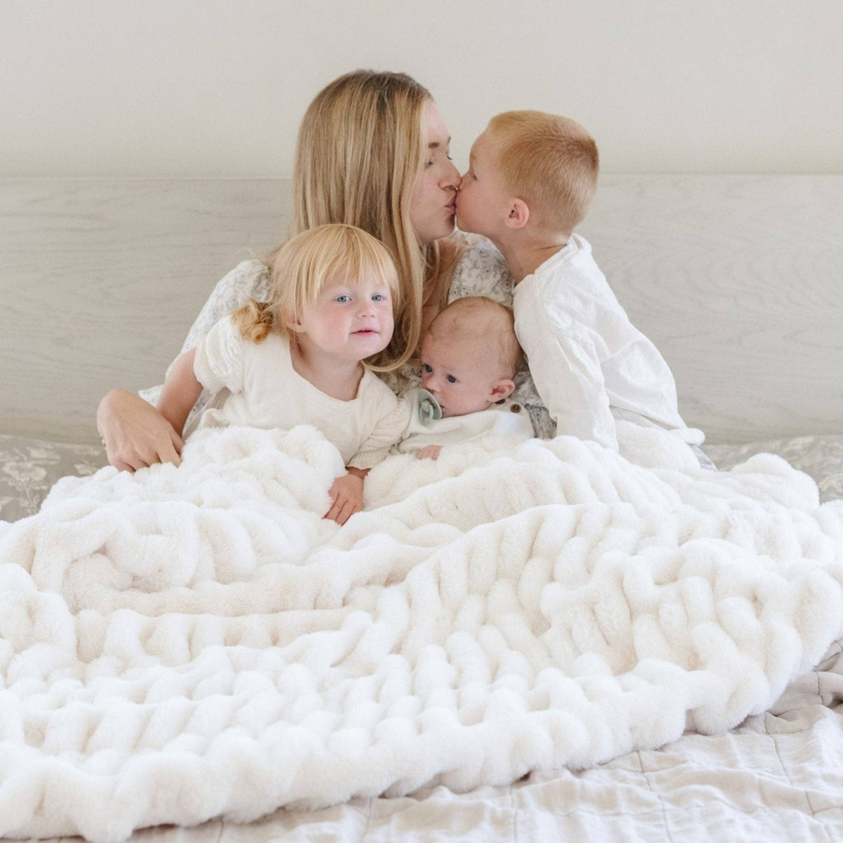 DOUBLE RUCHED FAUX FUR THROW BLANKETS | Snow
