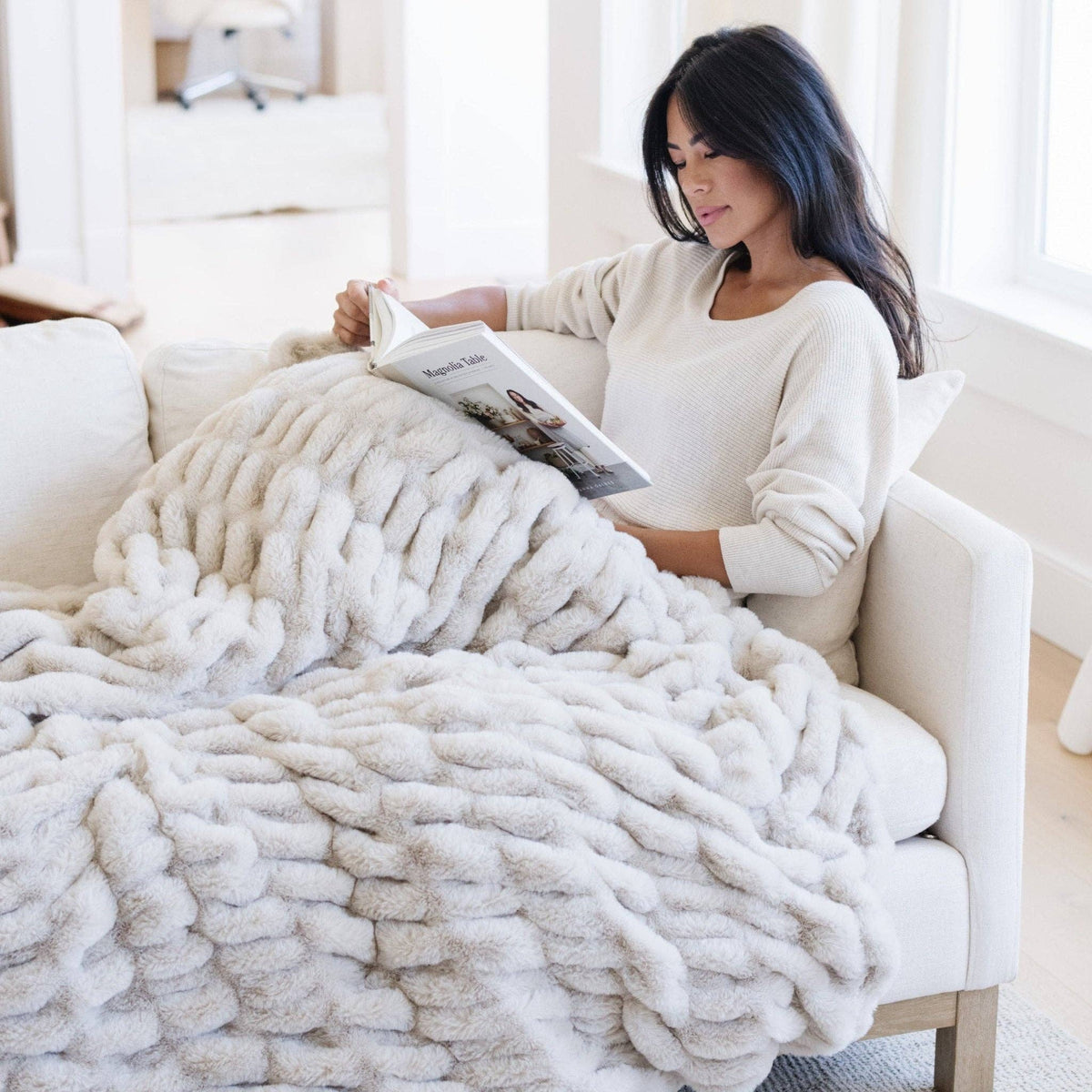 DOUBLE RUCHED FAUX FUR THROW BLANKETS | Snow